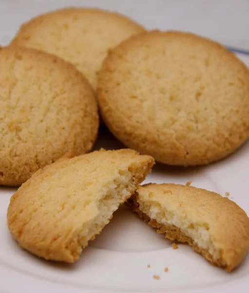 Biscoitos no prato branco — Fotografia de Stock