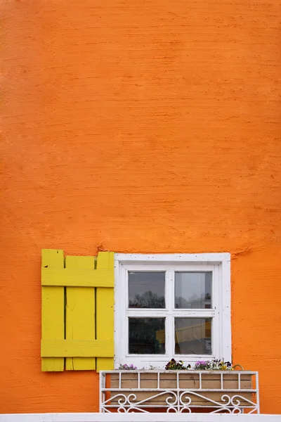 Fenêtre sur mur — Photo