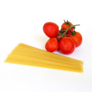 taze domates ve pişmemiş makarna