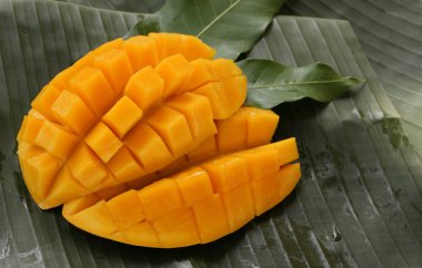 Olgun mango küp kesilmiş