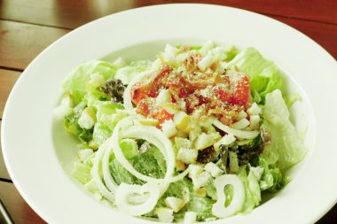 Sezar salatası beyaz kase.