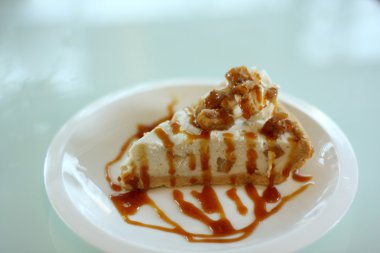 elma peynir pasta beyaz çanak üzerinde