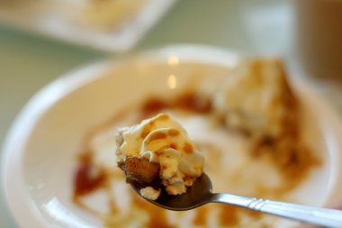 kaşık arka plan üzerinde kirli plaka ile pasta ile tam