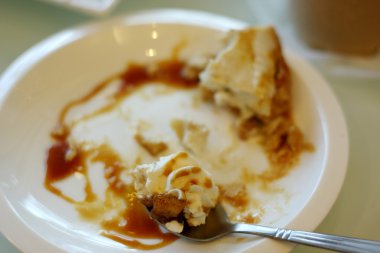 Birisi yemek sırasında kirli pasta tabağı