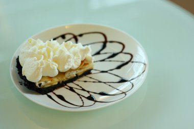 banoffee pasta beyaz çanak üzerinde