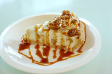 elma peynir pasta elma tepesi ile dekore edilmiştir. 