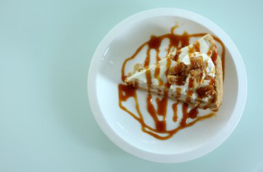 Elma peynir pasta dilim elma tepesi ile dekore edilmiştir. 