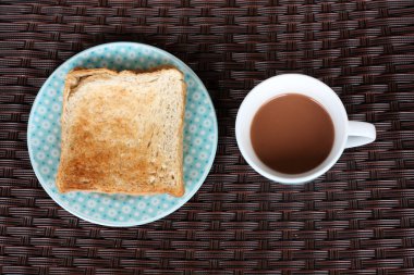 tost ve fincan çikolatalı süt kahvaltı olarak