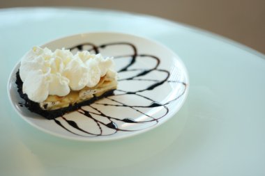 banoffee pasta beyaz çanak üzerinde