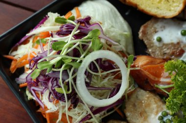 Biftek Tarifi üzerine taze salata.