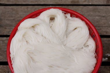 Tay dili genellikle köriler ile yenen şehriye, pirinç 