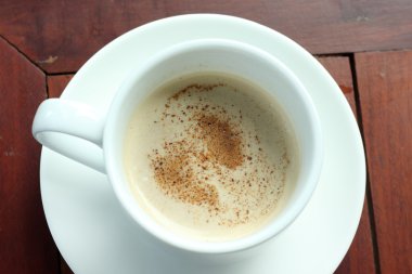 ahşap masa üstünden gördüm üzerinde kahve.