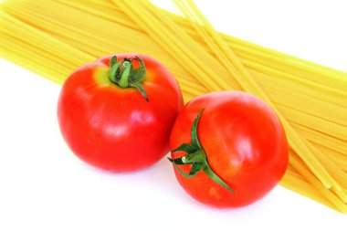 pişmemiş makarna ile taze domates