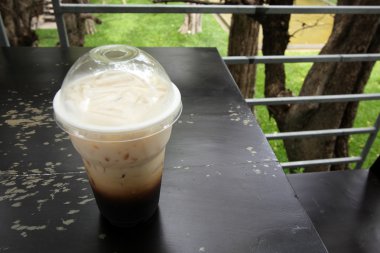 Buzlu latte kahve ahşap tablo