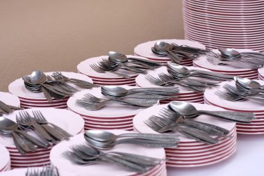 Temiz tabak, çatal ve kaşık