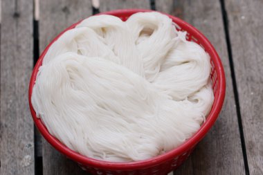 Tay dili genellikle köriler ile yenen şehriye, pirinç 