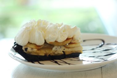 banoffee pasta beyaz çanak üzerinde