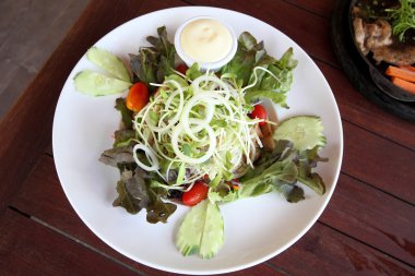 taze sebze salatası ahşap tablo.