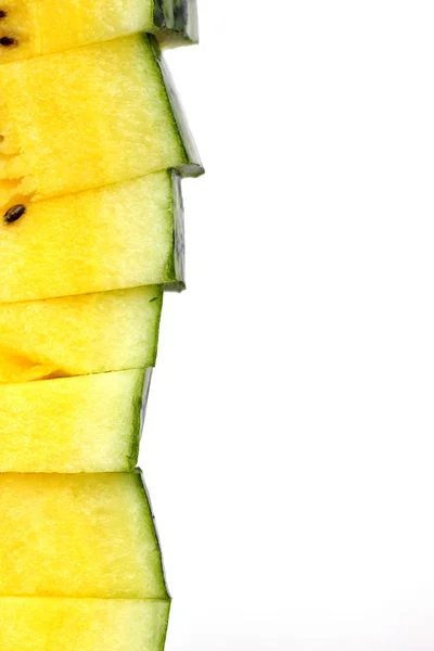 Ein Stapel Wassermelonenscheiben rahmt auf weißem Hintergrund — Stockfoto