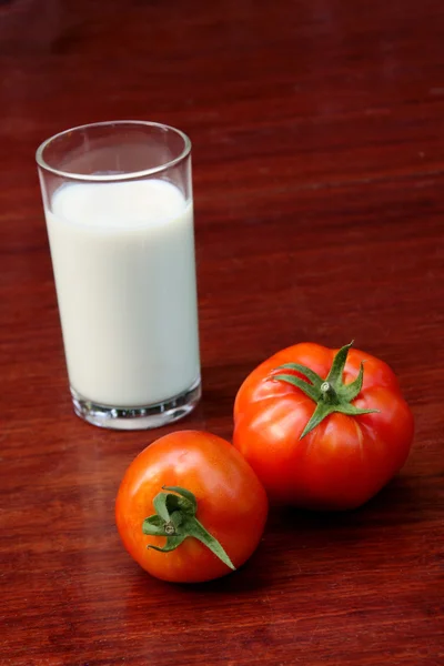 Tomates y leche —  Fotos de Stock