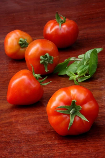 Tomates sobre mesa de madera — Foto de Stock
