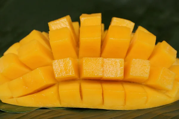 Krychle řez mango, zralé mango — Stock fotografie