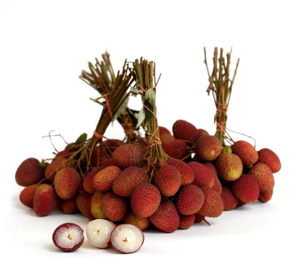 Lychee. bouquet de litchis frais isolé sur fond blanc — Photo