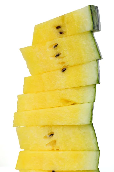 Stapel von gelben Wassermelonenscheiben auf weißen isoliert — Stockfoto