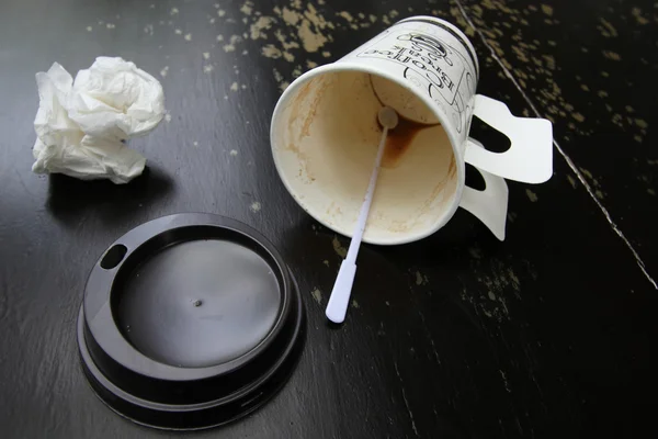Ahşap masa üzerinde çöp olarak boş kirli kahve fincanı — Stok fotoğraf