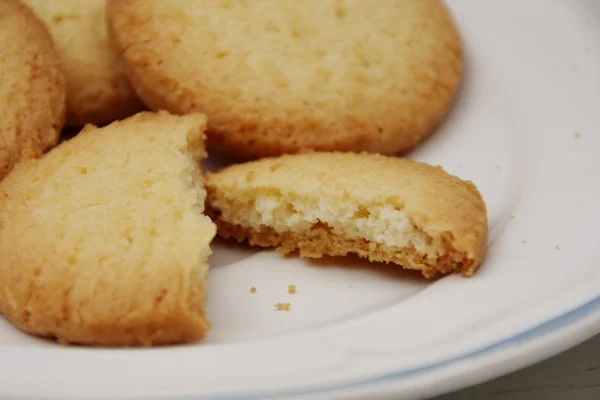 Fechar biscoitos no prato branco — Fotografia de Stock
