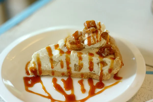 Elma peynir pasta dilim elma tepesi ile dekore edilmiştir. 