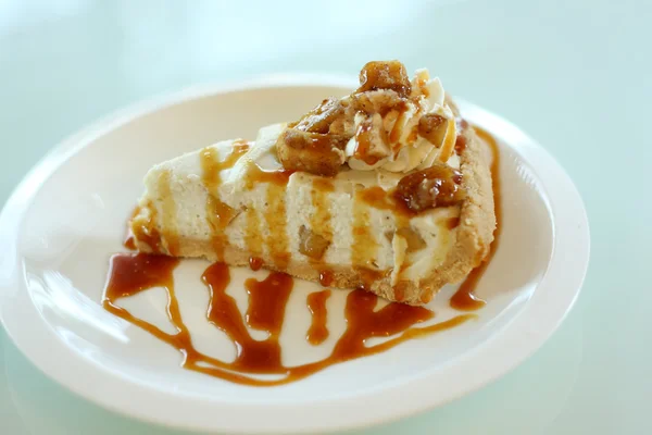 elma peynir pasta elma tepesi ile dekore edilmiştir. 