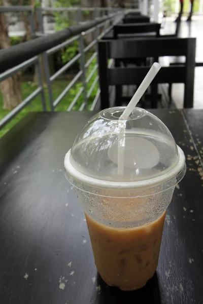 Café gelado, meio copo, na mesa de madeira — Fotografia de Stock