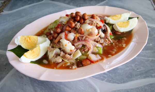 Ensalada picante tailandesa con huevo hervido . — Foto de Stock