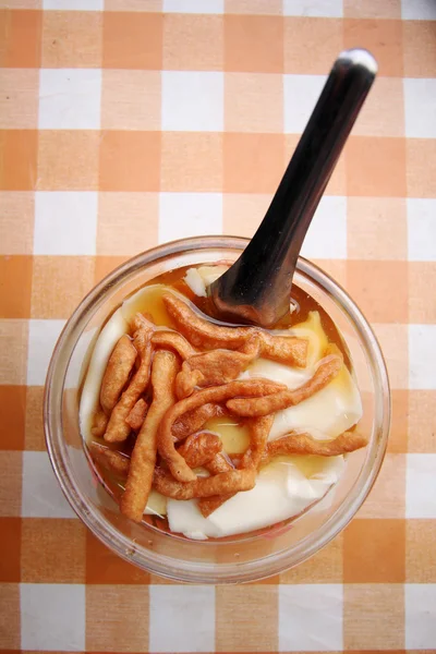 Dessert de tofu, junket de haricots mangé chaud avec sirop gingembre et mini — Photo