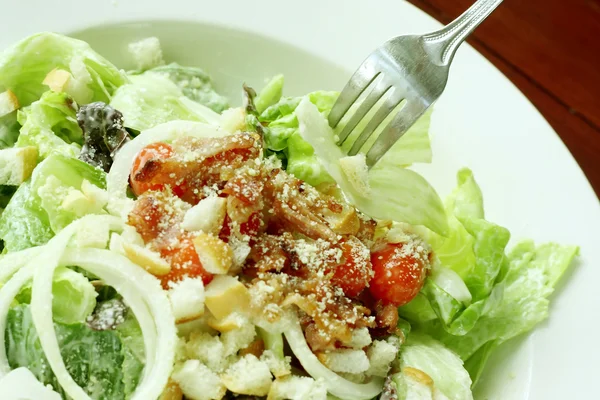 Salade César dans un bol blanc . — Photo