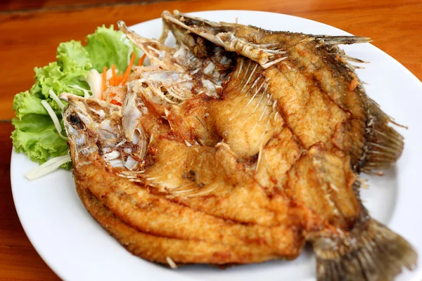 Rybí mísa - smažený ryby se zeleninou na bílé nádobí — Stock fotografie