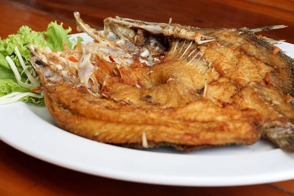 Beyaz tabak sebze kızarmış balıkla