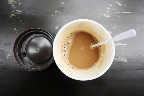 Yukarıdan gördüm kağıt bardak sıcak kahve