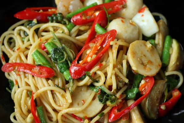 Pittige spaghetti met vele soorten van kruiden. — Stockfoto