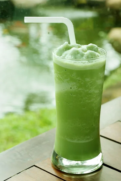 bardak yeşil çay frappe Bahçe ahşap tablo.