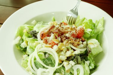 Sezar salatası beyaz kase.