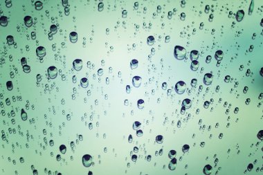 gökyüzü, vintage tarzı yansıması ile cam üzerinde yağmur damlaları