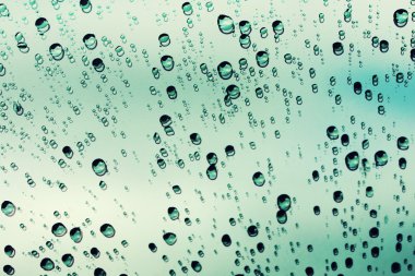 cam, arka plan üzerinde yağmur damlaları