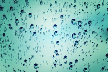 gökyüzü, vintage tarzı yansıması ile cam üzerinde yağmur damlaları