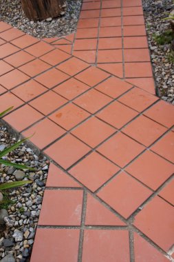 Kırmızı kiremit yolları kavşak