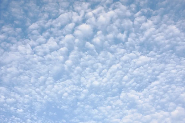 Біла хмара на блакитному небі . — стокове фото