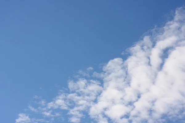 Белое облако и голубое небо. — стоковое фото