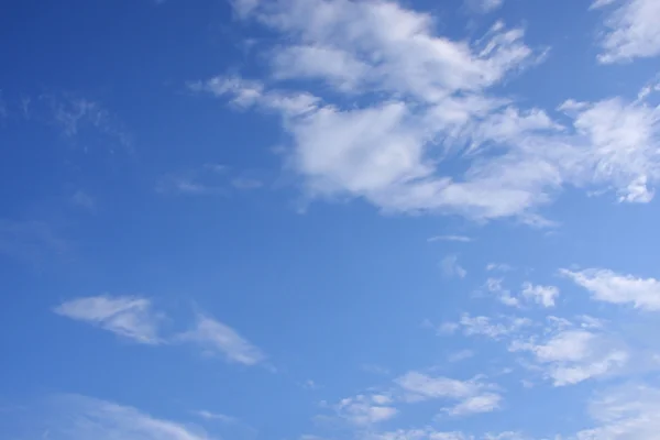 Белое облако на голубом небе. — стоковое фото
