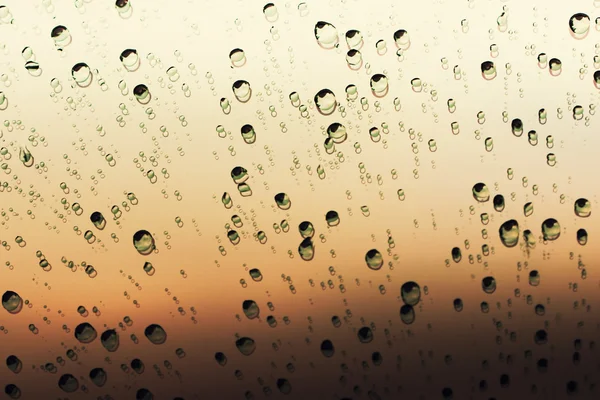 Regndroppar på glas, abstrakt bakgrund — Stockfoto